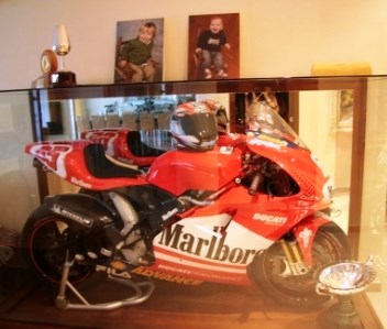 Σε ειδική προθήκη μέσα στο σπίτι η GP3 της πρώτης νίκης με Ducati